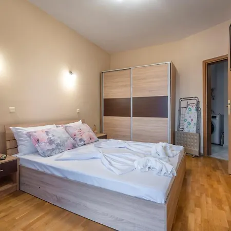 Апартамент Azure Pretty Location Near Sea Garden