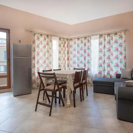 Апартамент Azure Pretty Location Near Sea Garden