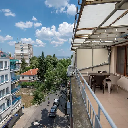 Апартамент Azure Pretty Location Near Sea Garden Бургас